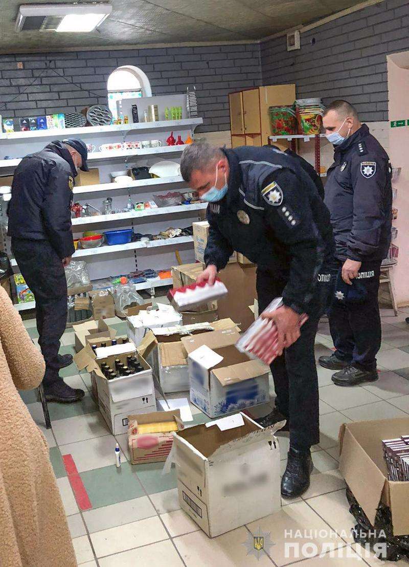 У магазині на Буковині продавали контрафактну продукцію: поліція розслідує справу